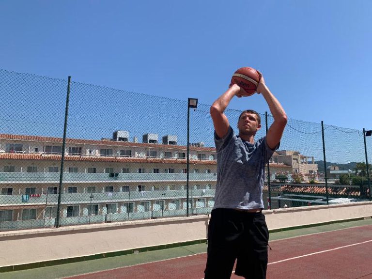 L’estrella russa de bàsquet Viktor Khryapa, presència destacada a Lloret de Mar