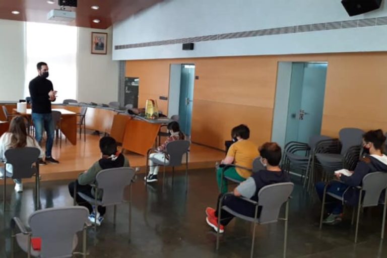 Els alumnes a la visita amb el regidor Albert Ferràndez (Ajuntament de Lloret de Mar)