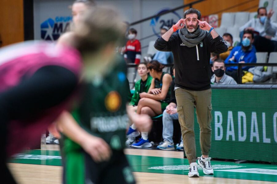 Vizcaíno, entrenant les noies de la Penya (Club Joventut Badalona)