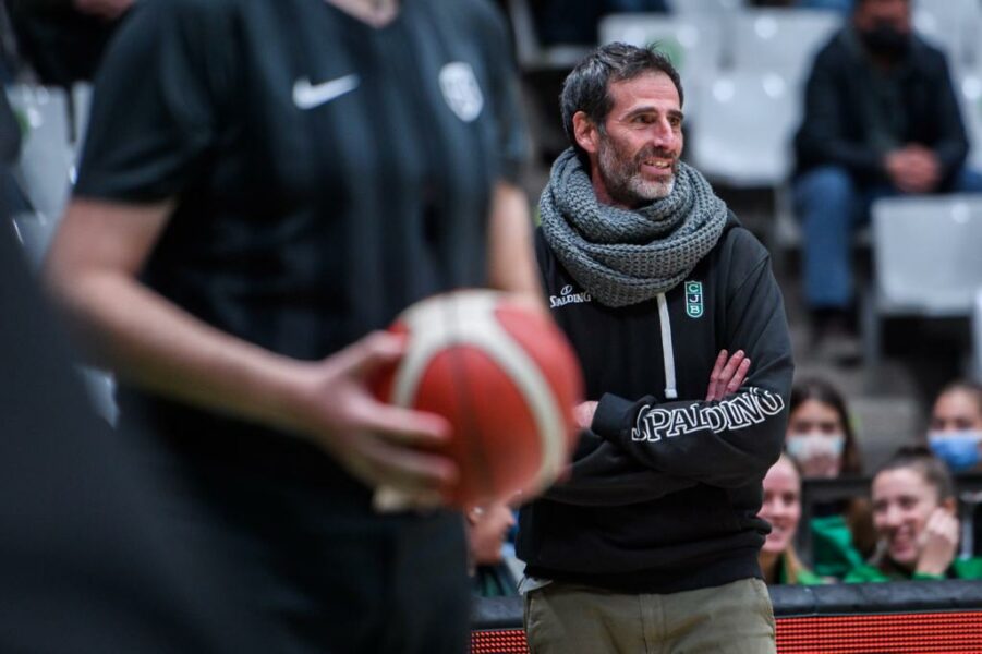 Vizcaíno, entrenant les noies de la Penya (Club Joventut Badalona)