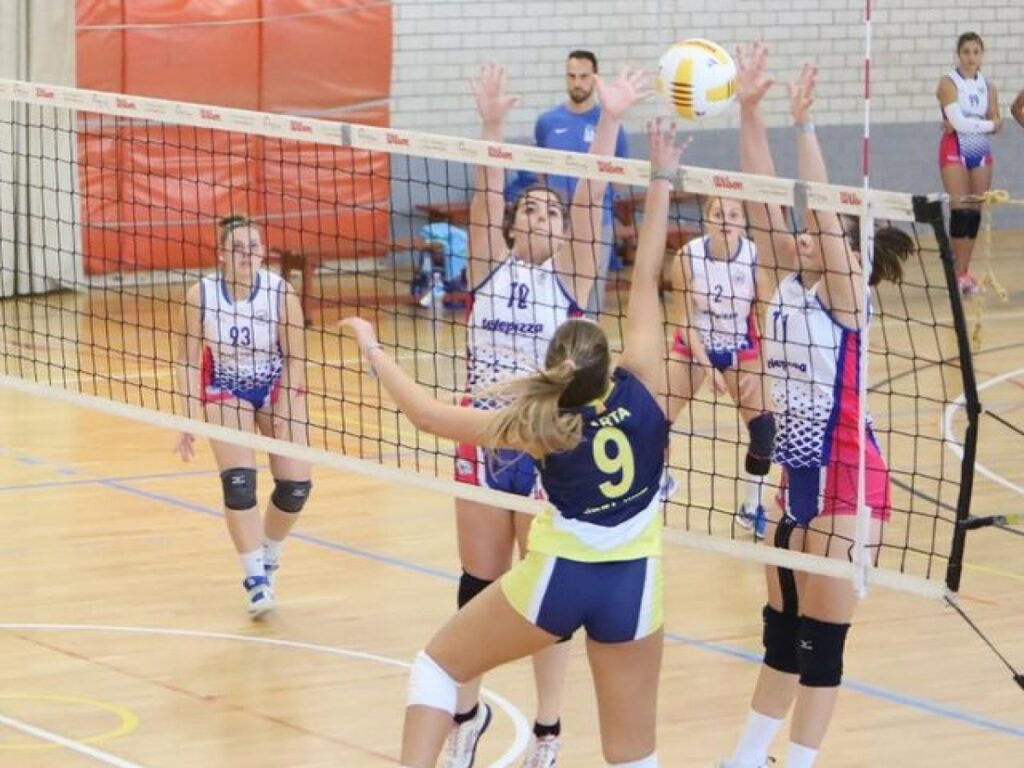 Un moment del partit del Club Voleibol Lloret (Voleibol Sant Just)