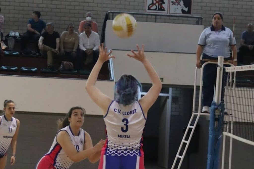Una jugada del partit (Club Voleibol Lloret)