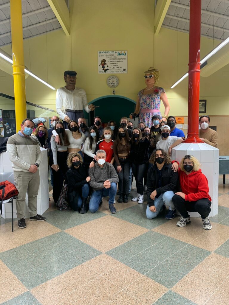 Els joves i els represnetants del Puntet, a més de la resta de participants, en acabar la Hackató.