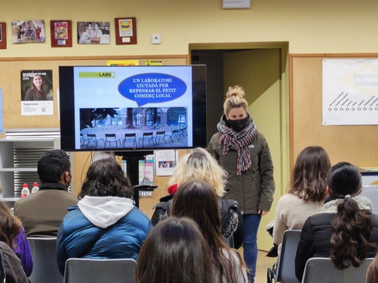 Els participants, en començar la Hackató, amb la regidora Nicolàs.