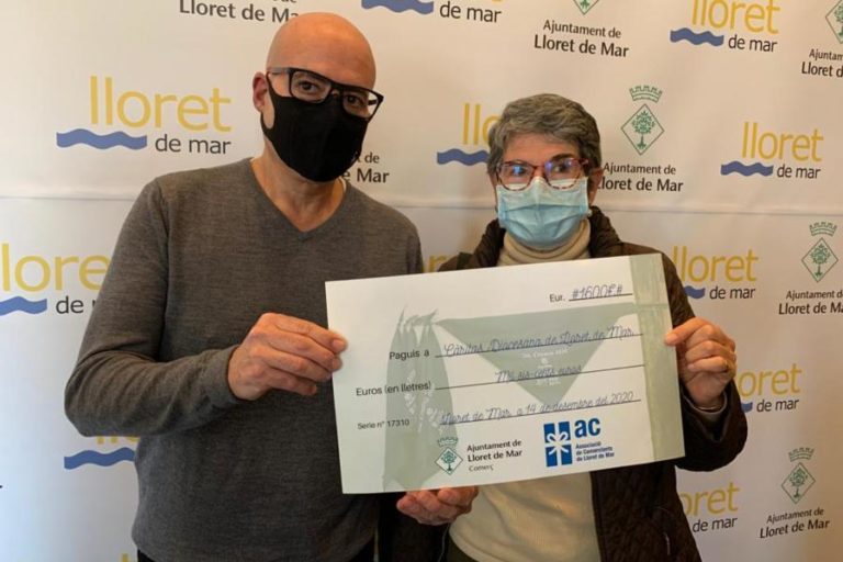 Els comerciants i l’Ajuntament lliuren 1.600 euros a Cáritas de Lloret