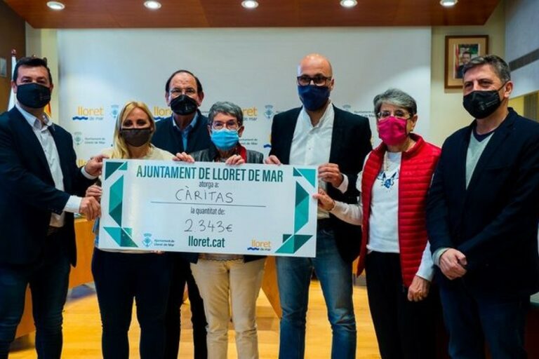 L'entrega del xec a Càritas (Ajuntament de Lloret de Mar)