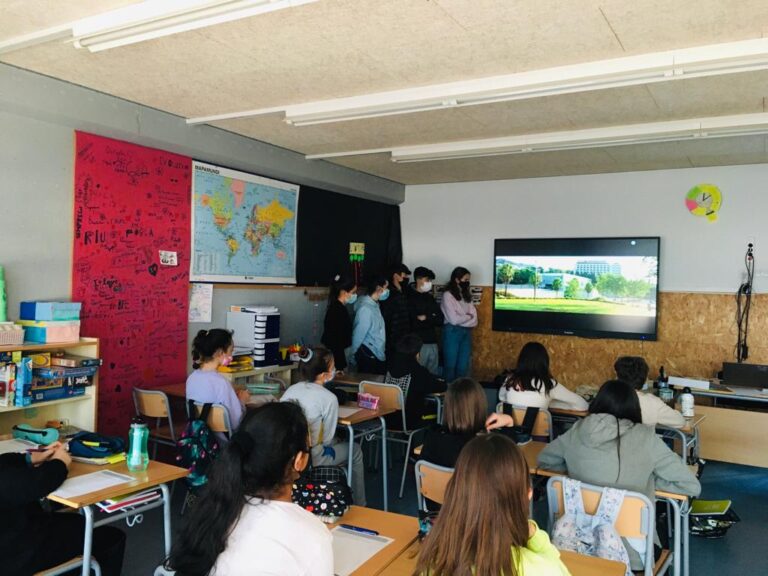 Els alumnes de la IC, explicant la campanya a l'escola Àngels Alemany.