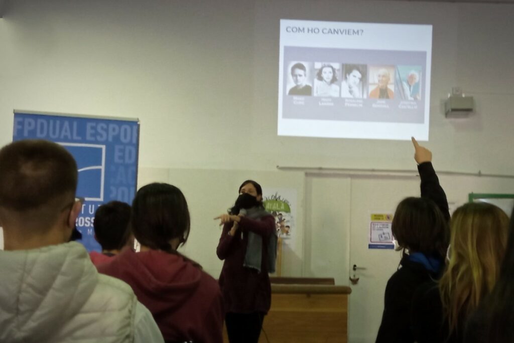Anna Lupón, a la xerrada sobre dona i ciència (Institut Rocagrossa)