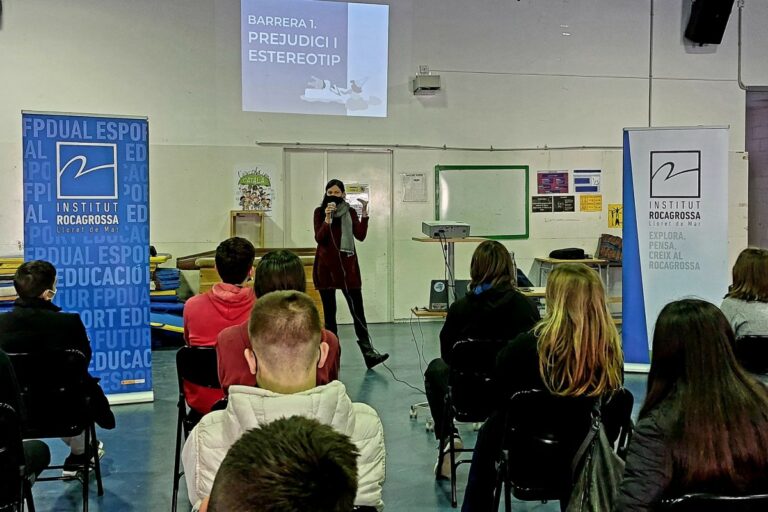Anna Lupón, a la xerrada sobre dona i ciència (Institut Rocagrossa)