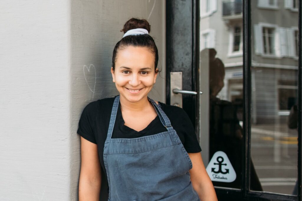 Zineb Hattab, fa un temps, a la porta del seu restaurant