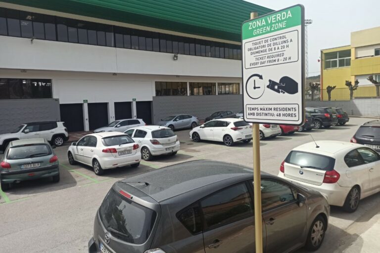 Zona verda al costat del pavelló