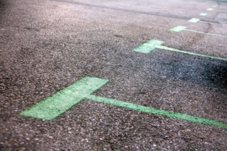 Zona verda pintada al terra (Centro de Fisioterapia Pascual & Barbarin)